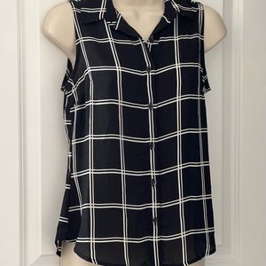 Collared sleeveless square pattern top